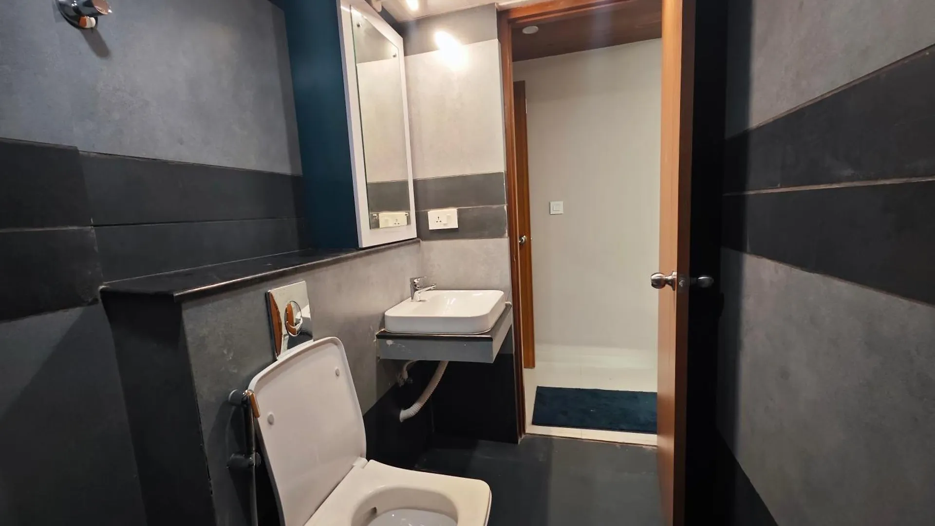 טריואנדרום Evara - Premium Fully Ac - 3Bhk Luxury Apartment With Style 0*,
